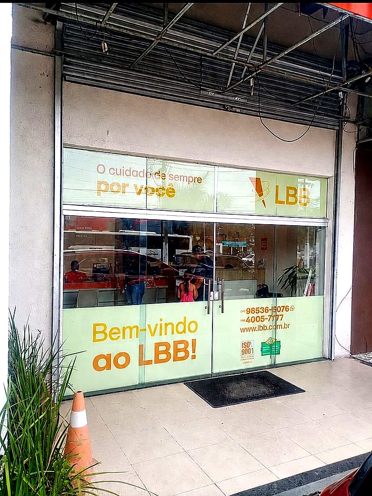 LBB — Adesivagem de Vitrine Institucional