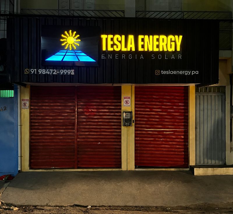 Tesla Energy — Letreiro Iluminado Noturno