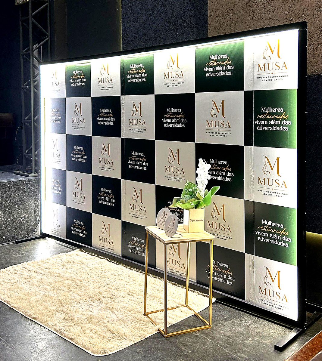 MUSA — Backdrop Iluminado — Evento